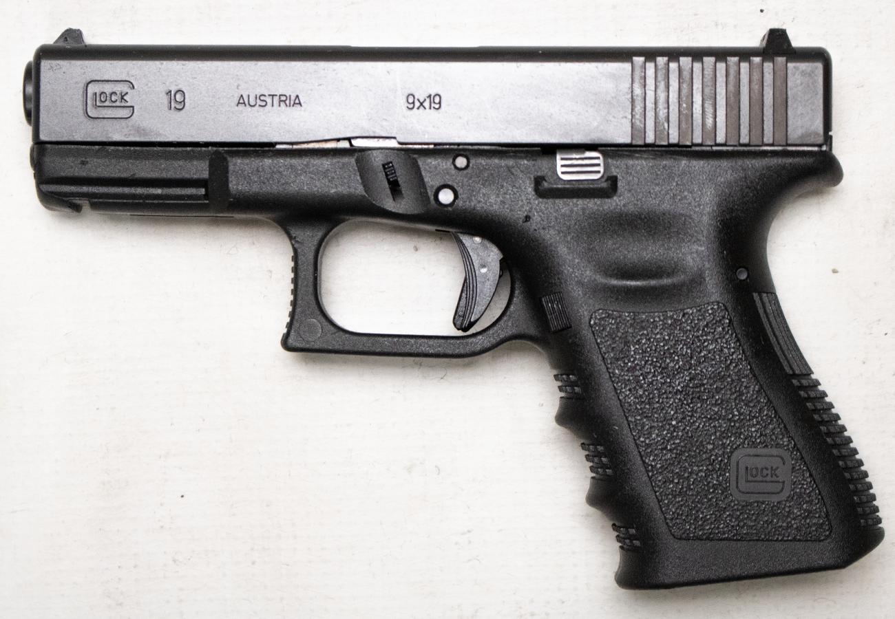 GLOCK 19 Gen3 9mm Police Trade-In Semi-Auto Pistol with Front Accessory Rail (Magazine Not Included)